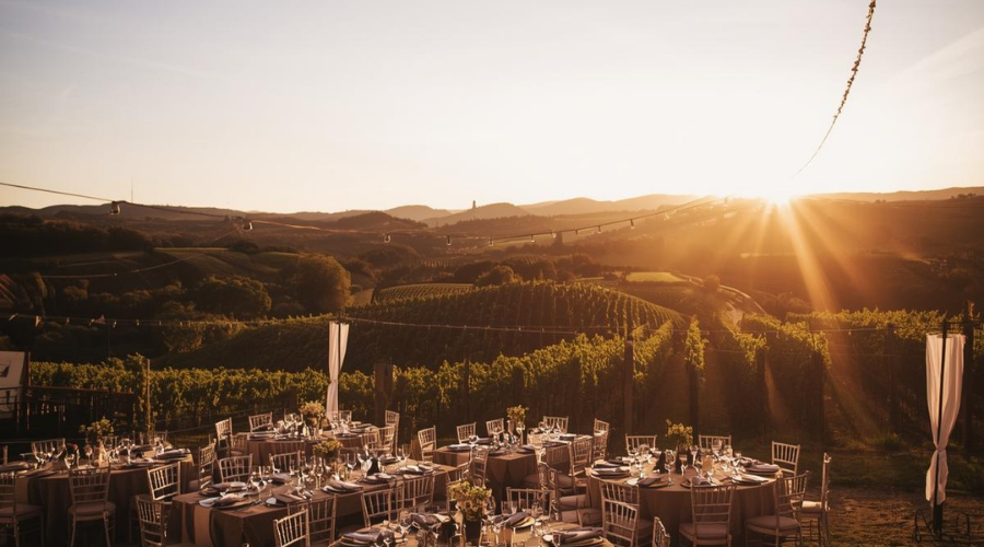 R&eacute;ception au coucher du soleil avec vue sur les vignes et la vall&eacute;e de la Dordogne.