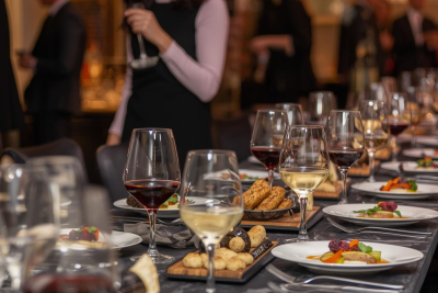 Buffet, cocktail et repas assis proposés par un traiteur à Libourne pour un événement.